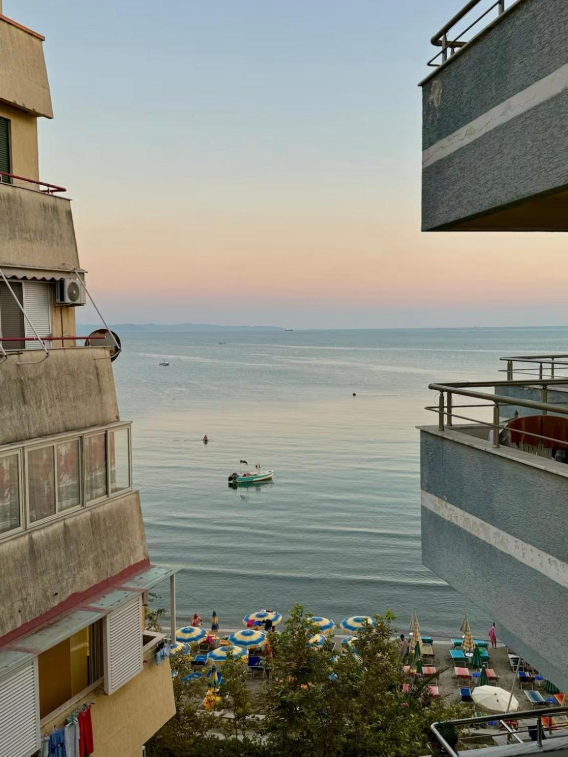 Redi's Seaside With Parking Appartement
